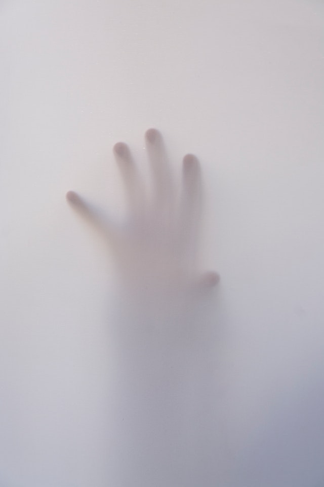 La imagen muestra una mano fantasmagórica