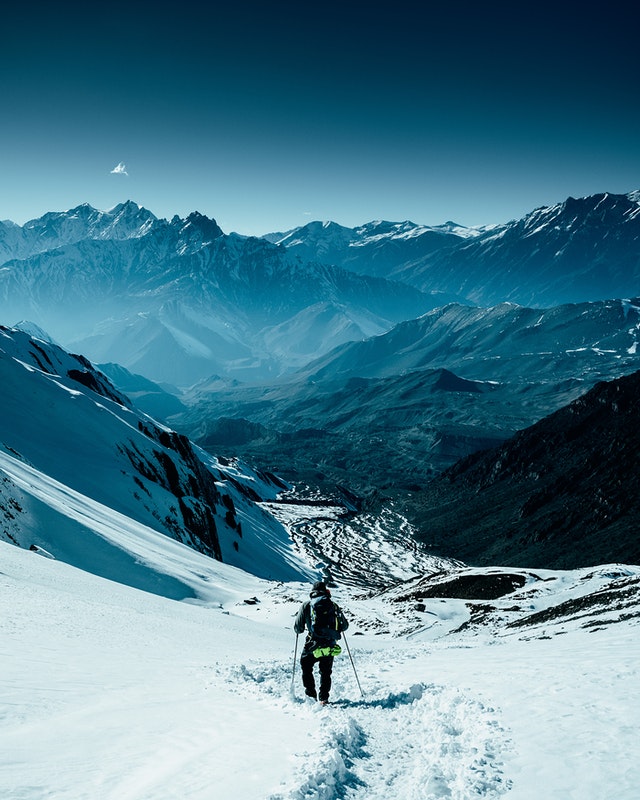 La imagen muestra una persona andando hacia el Everest. 