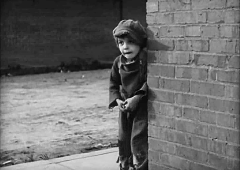 La imagen muestra una escena de la película the kid scenes de Charles Chaplin