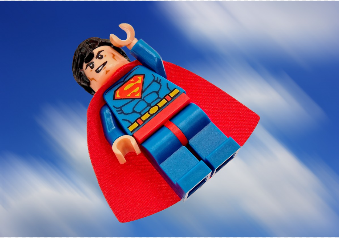 La imagen muestra una figurita de Lego de Superman volando.