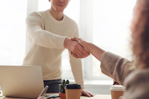 Dos personas dándose la mano