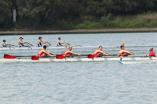 Carrera de dos barcas de remo