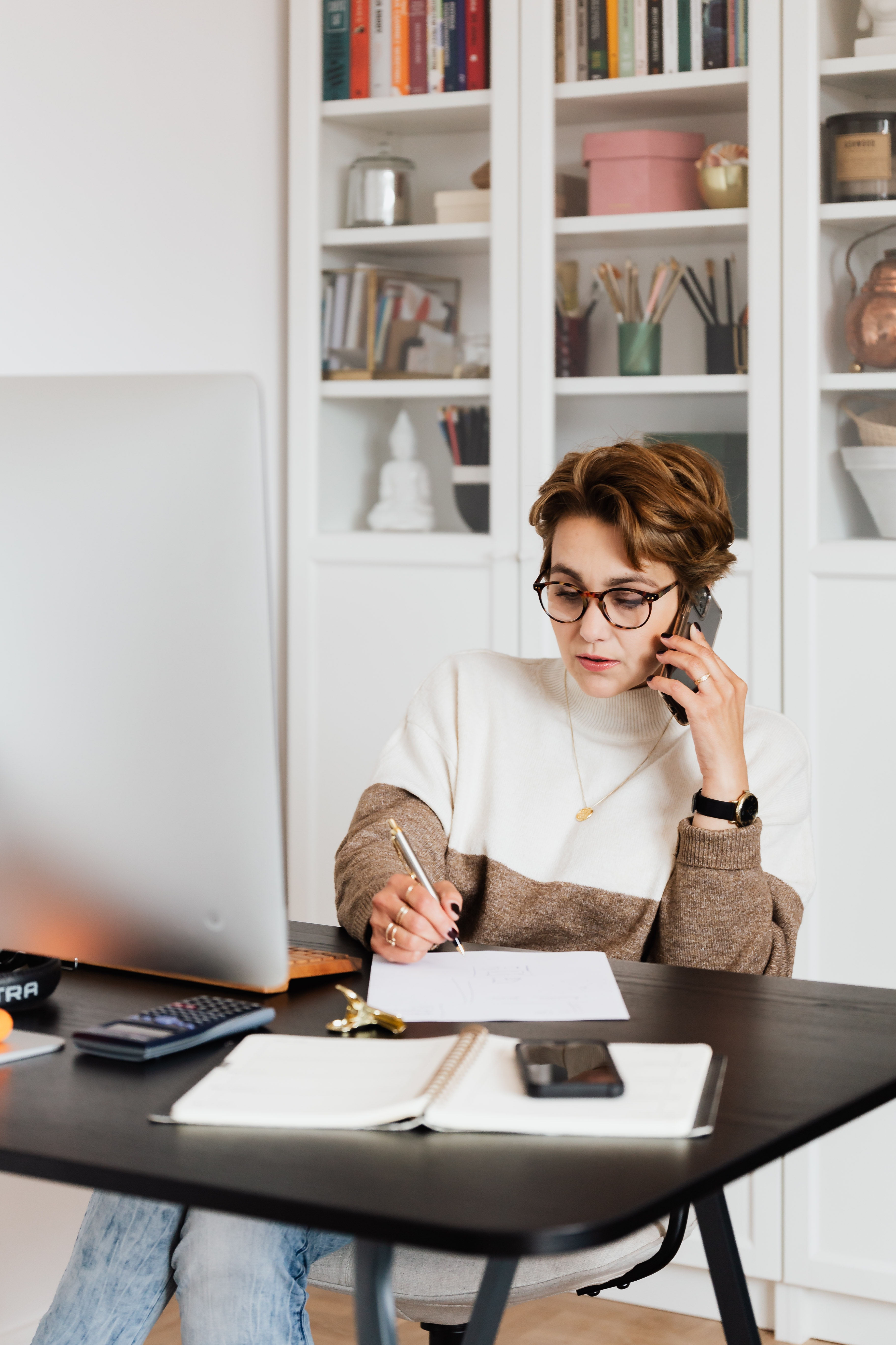 Mujer en oficina studiando ofertas