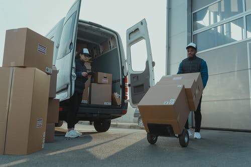 Transportista metiendo cajas en una furgoneta