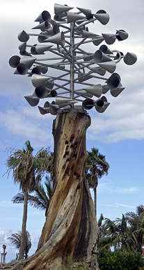 árbol con escultura cinética