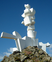 escultura blanca con formas geométricas