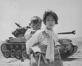 Muchacha y niño en la Guerra de Corea