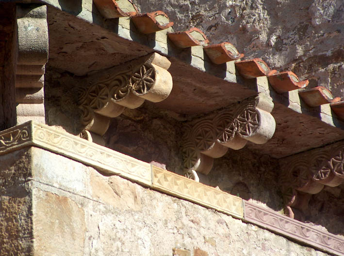 Modillones en Santa María de Lebeña