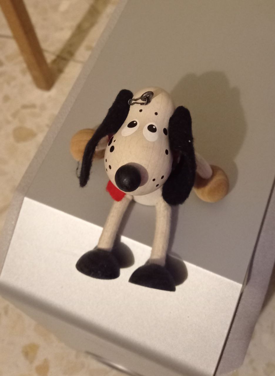 Imagen de un perro de juguete de madera tomada desde arriba