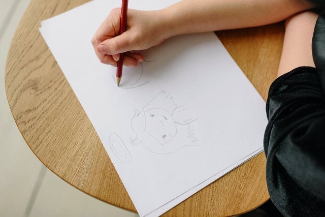 Una persona está dibujando en un papel.