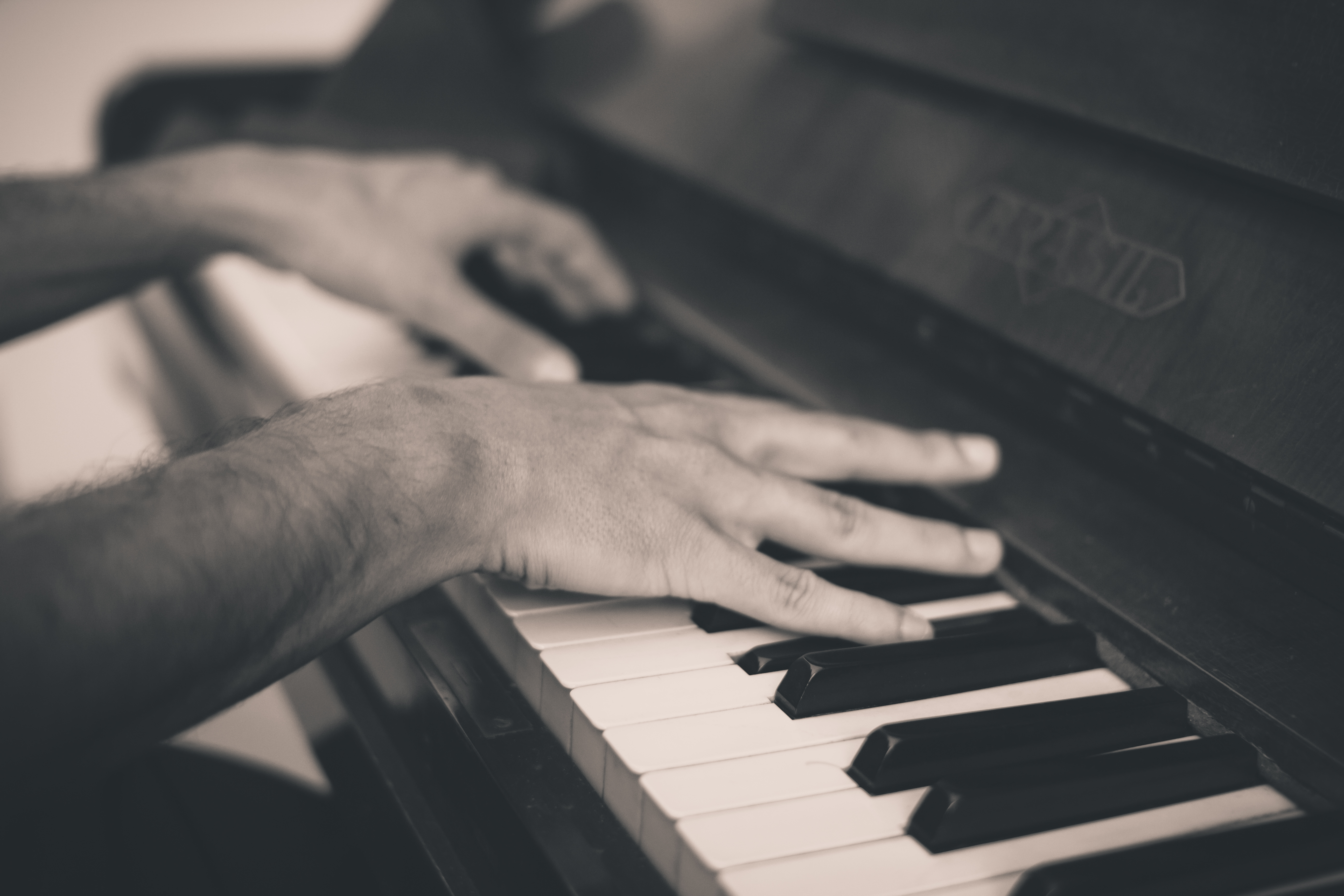 Imagen sobre 'Mano, en blanco y negro, teclado, tecnología, músico, monocromo, instrumento mus'