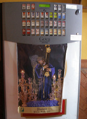 Señor de la Nicotina. Imagen de un Cristo de Semana Santa decorando una máquiuna de tabaco