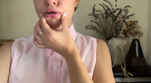 Postura de la boca al realizar el trino de labios.
