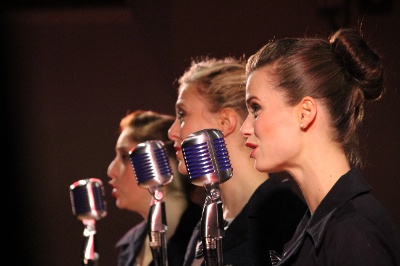 Personas cantando. Personas cantando.