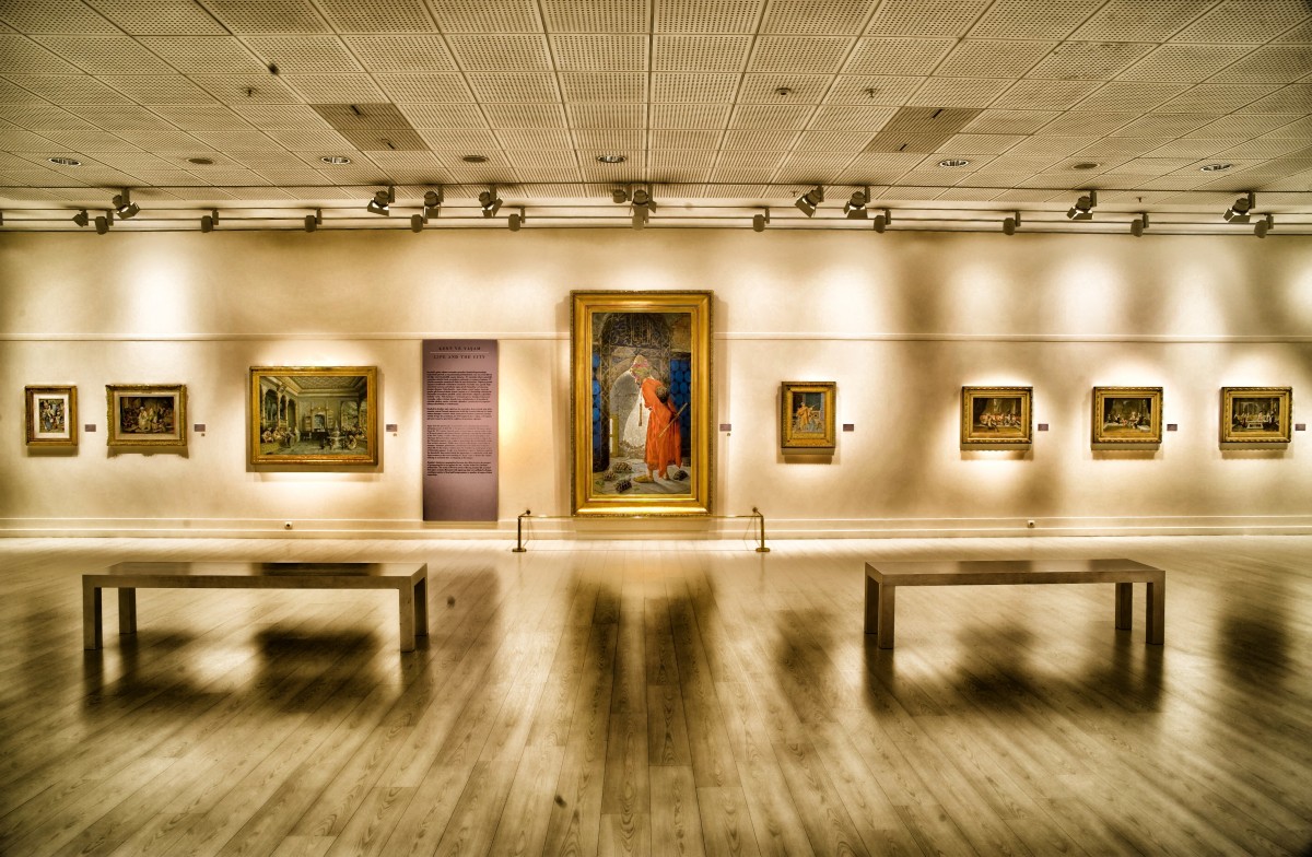 Sala de exposición de un museo donde se muestran varios cuadros colgados en la pared frontal
