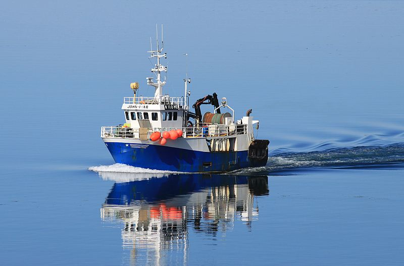 Imagen de un barco pesquero en el mar