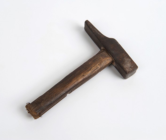 Martillo con mango de madera y cabeza de hierro sobre fondo blanco