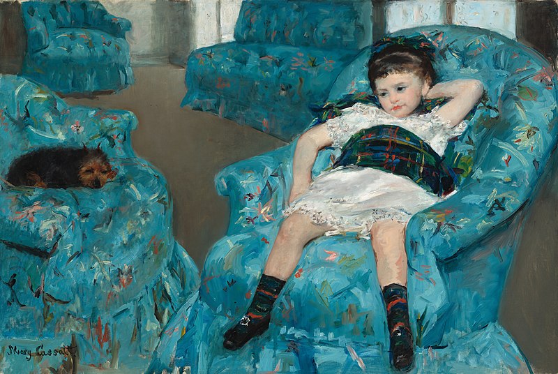 Cuadro de varios sillones de color azul donde se ve una niña recostada y un pequeño perro