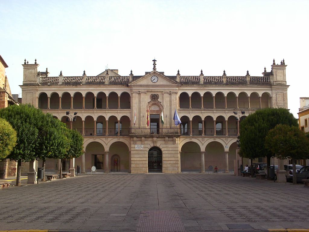La imagen muestra la fachada de un ayuntamiento