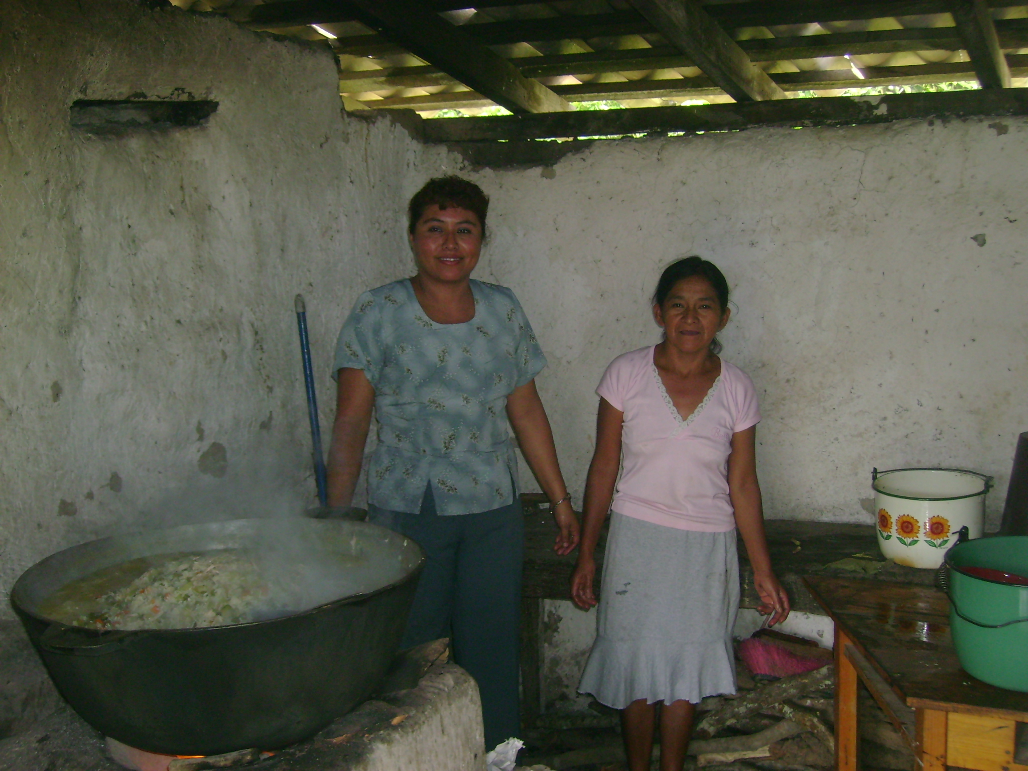 Dos mujeres hondureñas preparan "la merienda" para los alumnos de la escuela