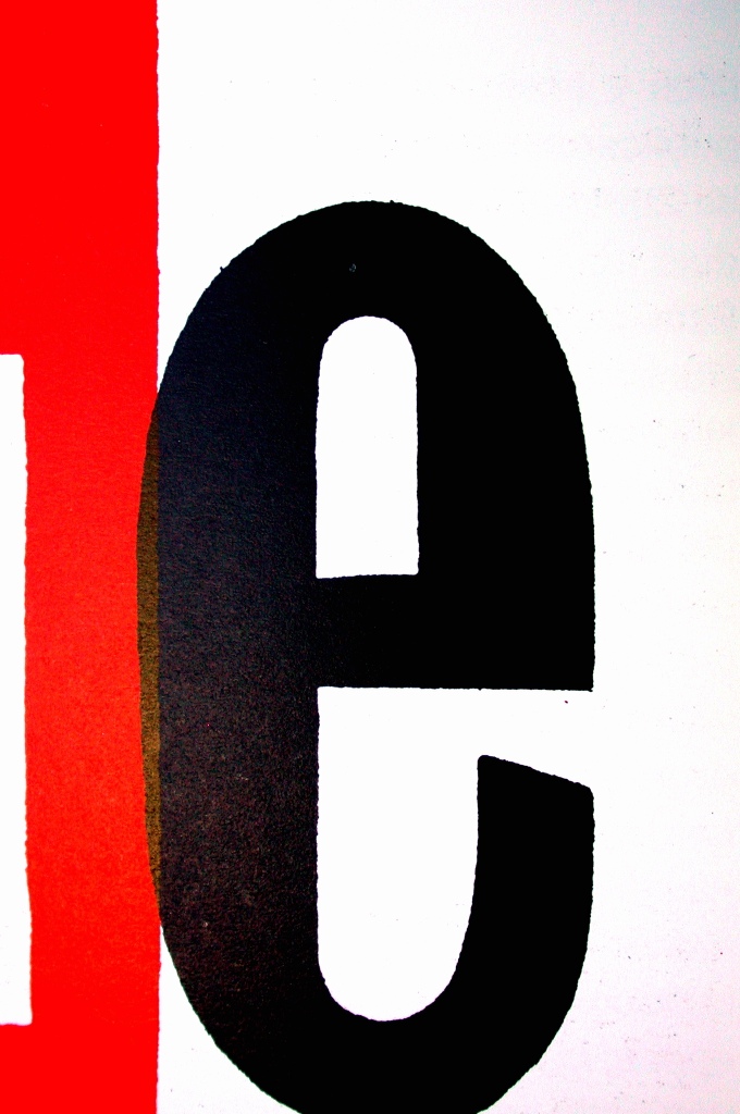 Se ven dos letras minúsculas a gran tamaño y en tipografía alargada