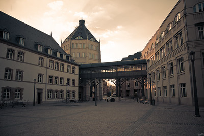 Esta imagen muestra una plaza con un edificio típico de la ciudad