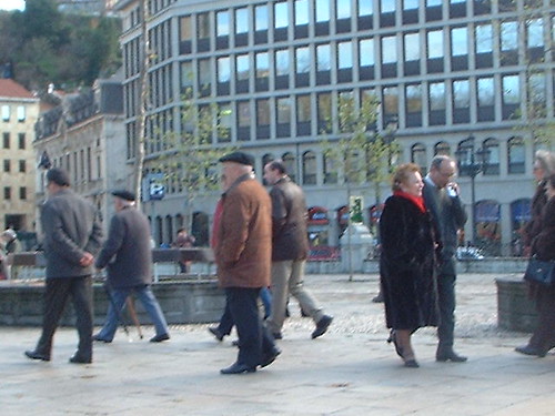 Esta imagen muestra a varias personas mayores paseando por una calle.