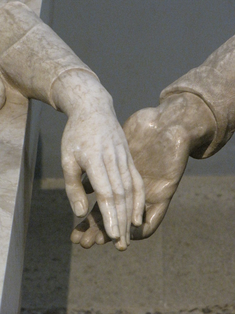 Esta imagen muestra la escultura de las dos manos de los amantes de Teruel.