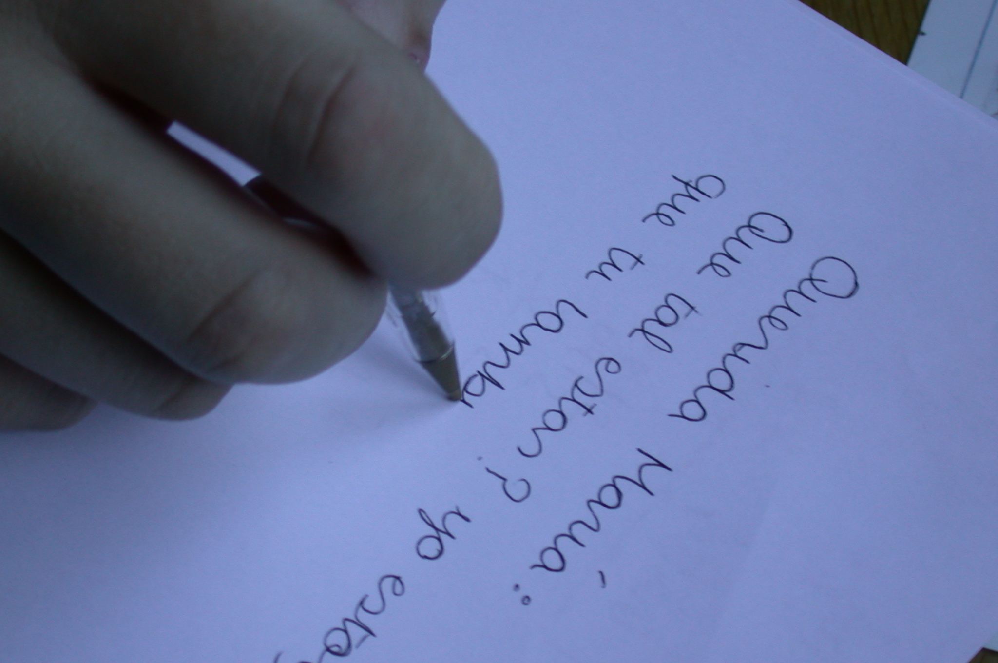 Esta imagen muestra una mano con un bolígrafo que escribe sobre un cuaderno