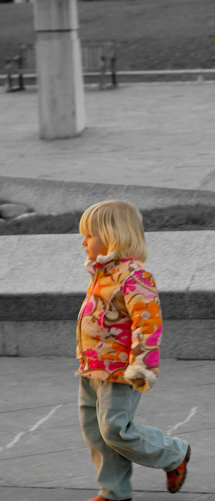 Esta imagen muestra a una niña pequeña y rubia paseando.