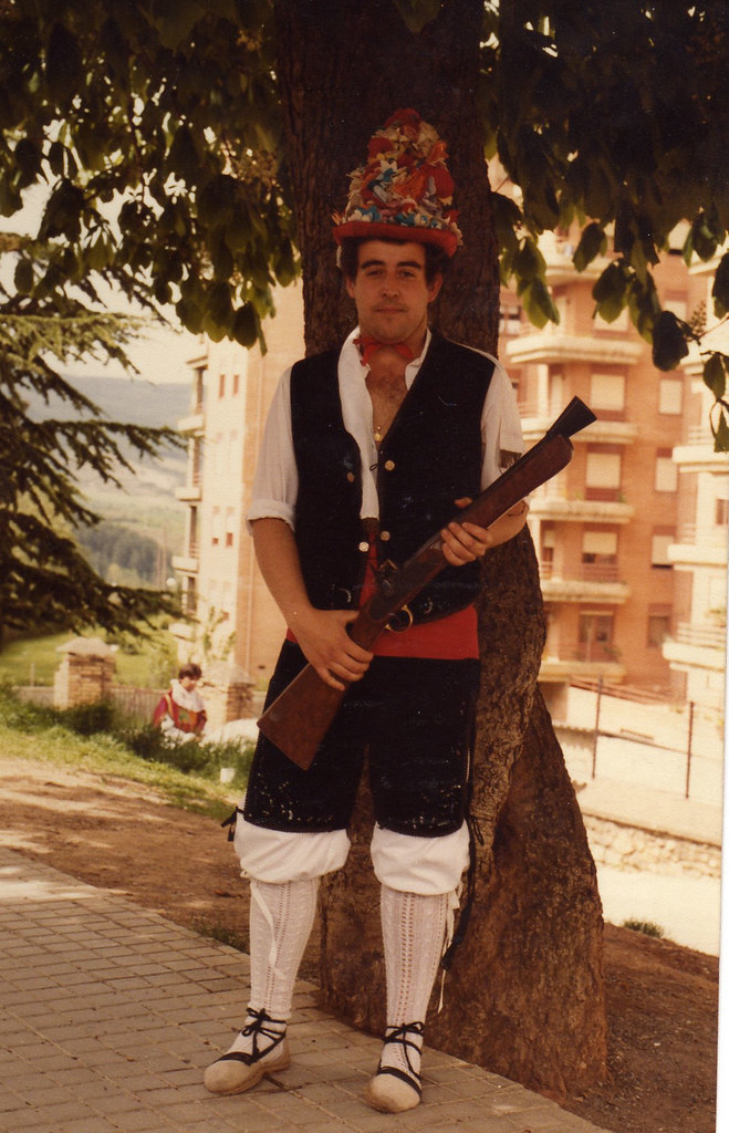 Esta imagen muestra a un hombre con un traje típico de Aragón.