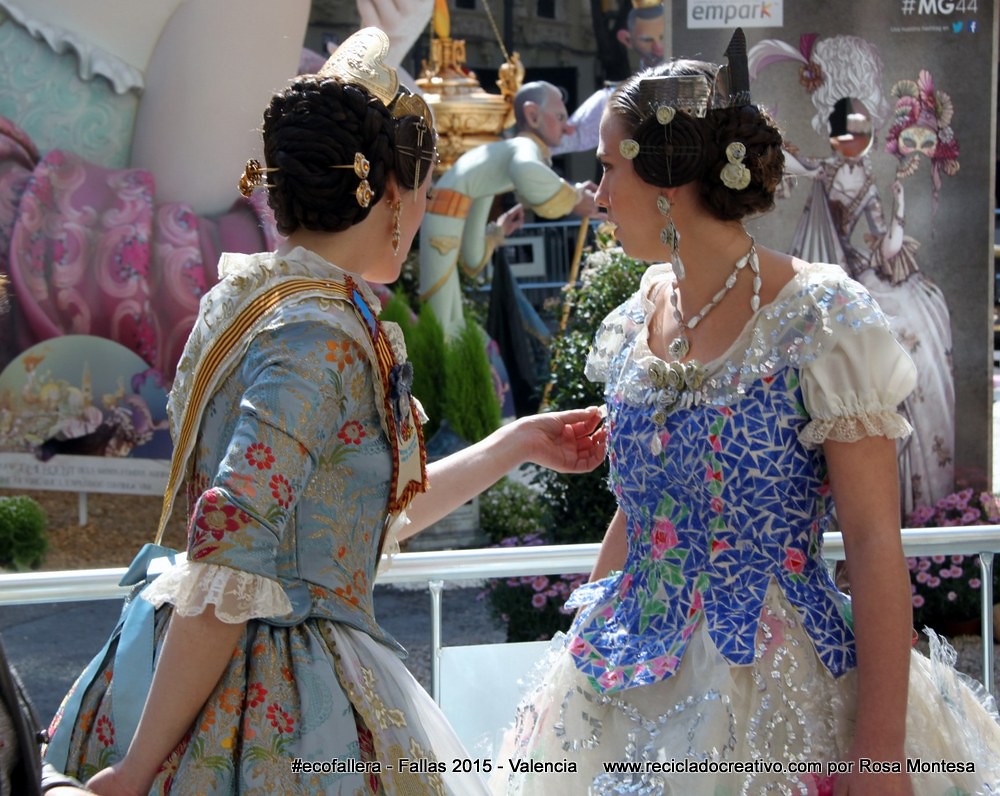 Esta imagen muestra a dos mujeres vestidas con el traje típico de Valencia.
