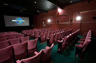 sala de cine a oscuras proyectando una película
