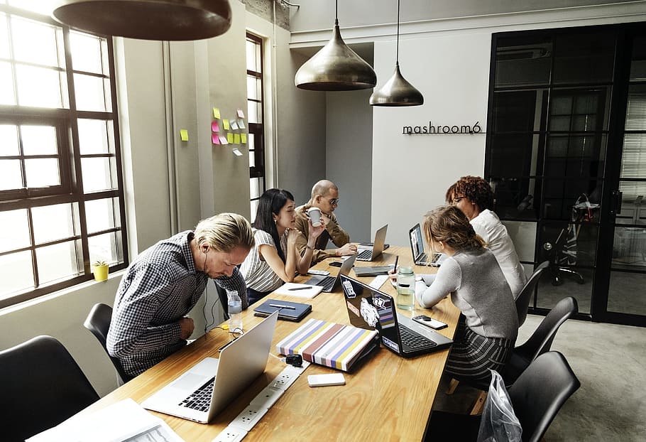  Equipo de personas trabajando alrededor de una mesa.